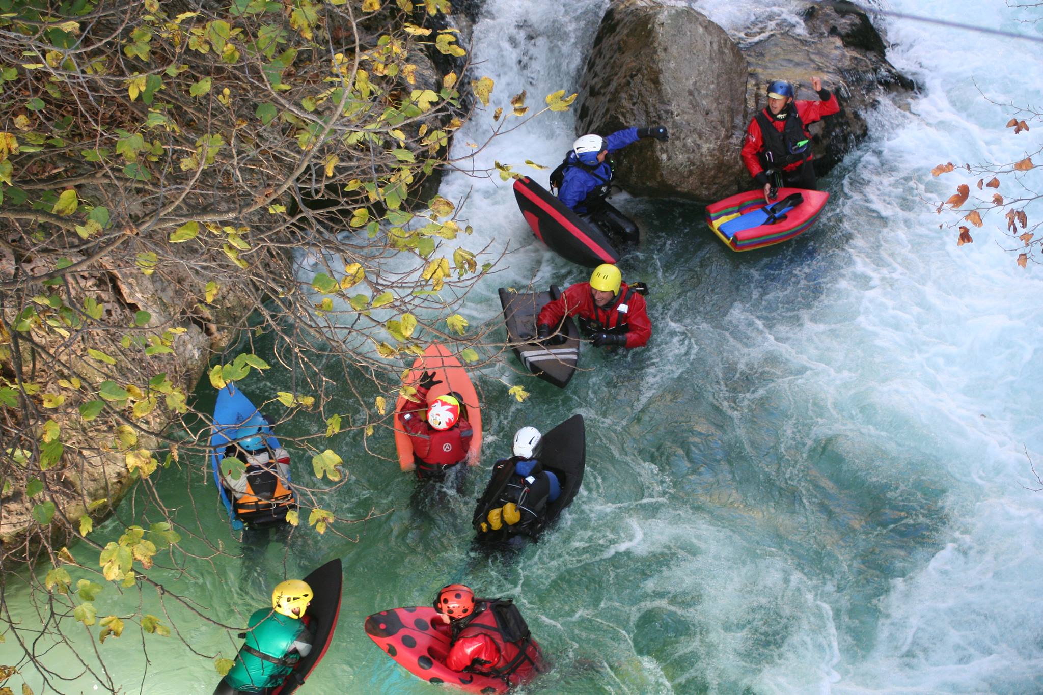 Groupe de nageurs en hydrospeed